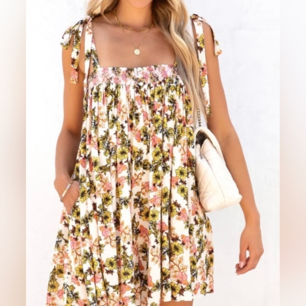 MIDSUMMER RENDEZVOUS POCKETED ROMPER Size: MED.  FREE THE ROSES